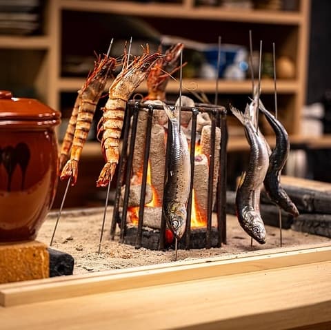 囲炉裏と炭焼き ろばた比多岐