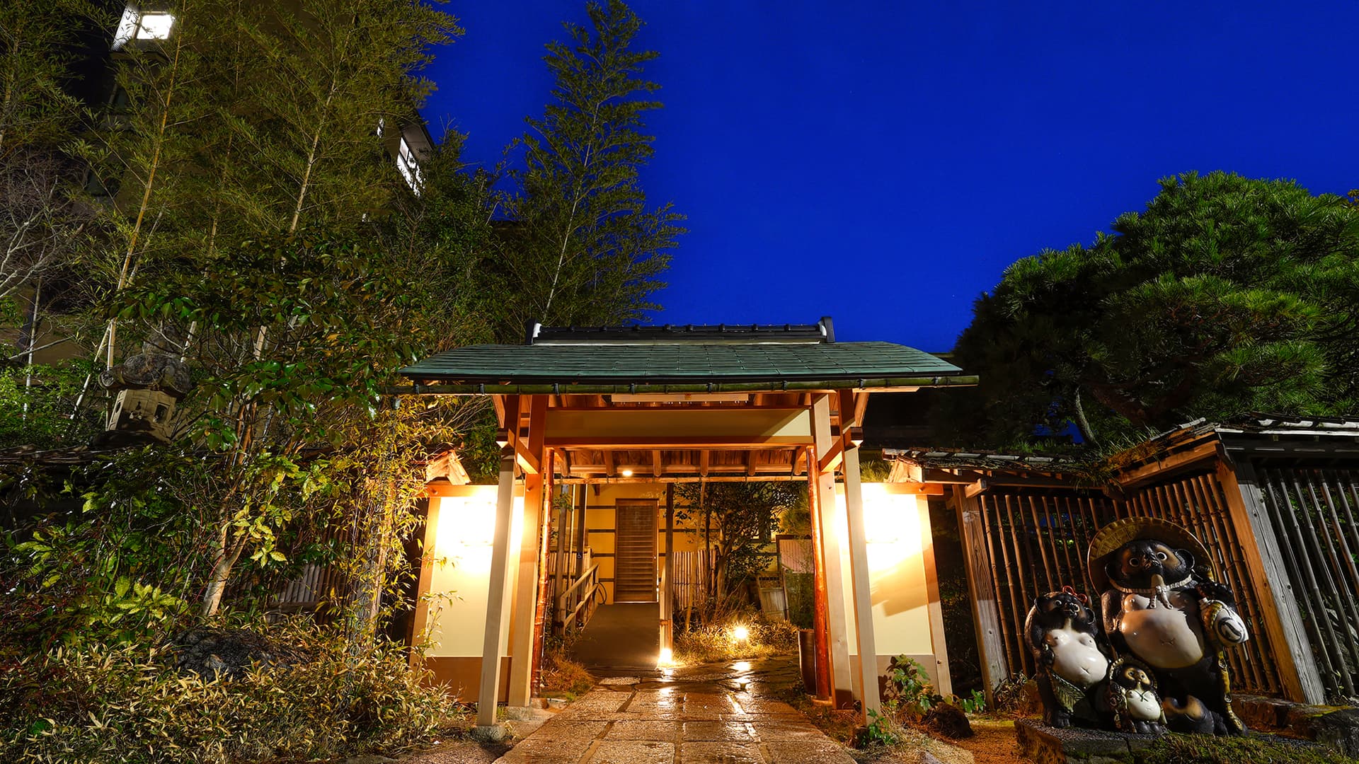 湖上に浮かぶ絶景の宿 はわい温泉 千年亭