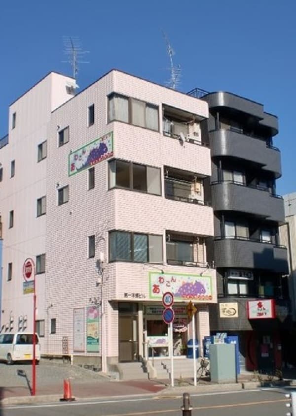 第一本郷ビル 3方向に窓がある角部屋タイプです/民泊