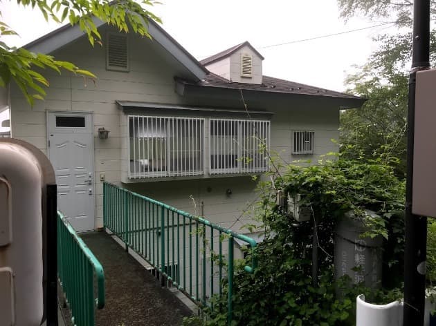 南軽井沢にある森の中の別荘。眺望、通信カラオケ、デッキでのBBQ/民泊