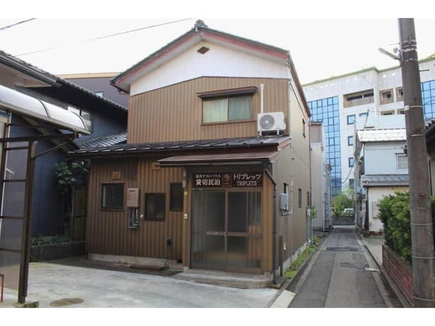 JR福井駅東口から徒歩7分(550m)。一棟貸切民泊トリプレッツ ^