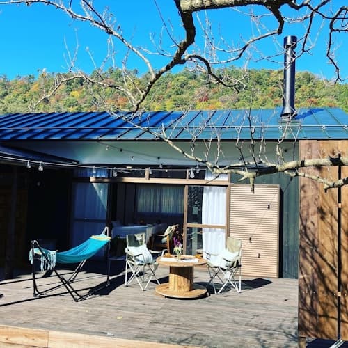 焚き火、薪ストーブが楽しめる木々に囲まれた家 ^