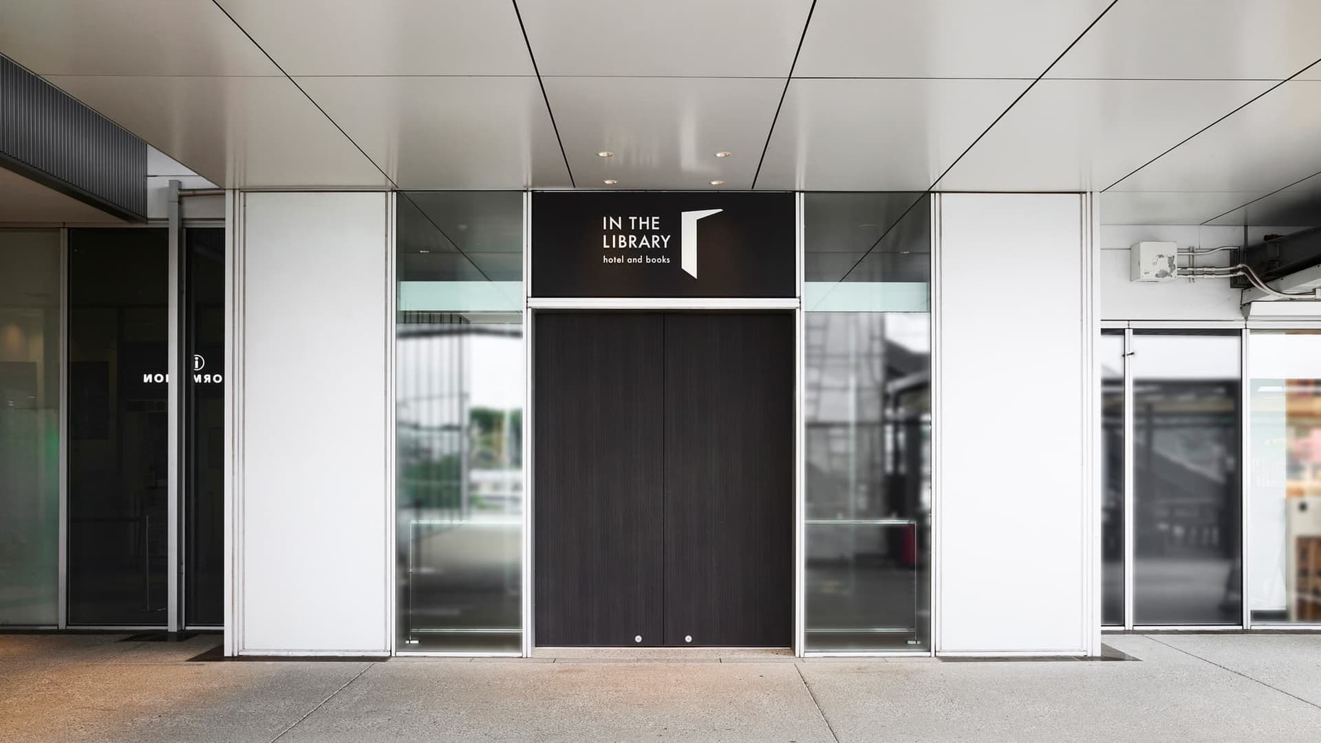 IN THE LIBRARY hotel and books TOKOROZAWA