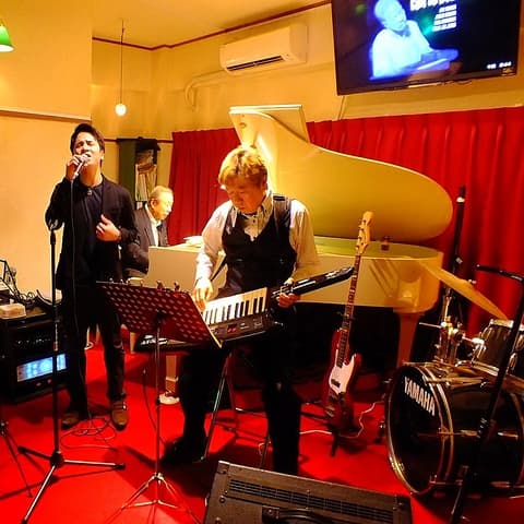 PIANO BAR レッドロビン