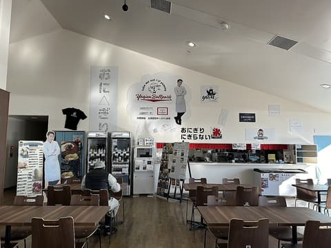 おにぎりにぎらない